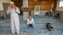 Aktivitas warga Palestina saat melaksanakan salat di Masjid Qaqaa Bin Amr, di lingkungan Silwan, Yerusalem (15/9/2020). Pihak berwenang Israel menyebut bangunan masjid itu harus dihancurkan karena dibangun tanpa izin. (AFP/AHMAD GHARABL)