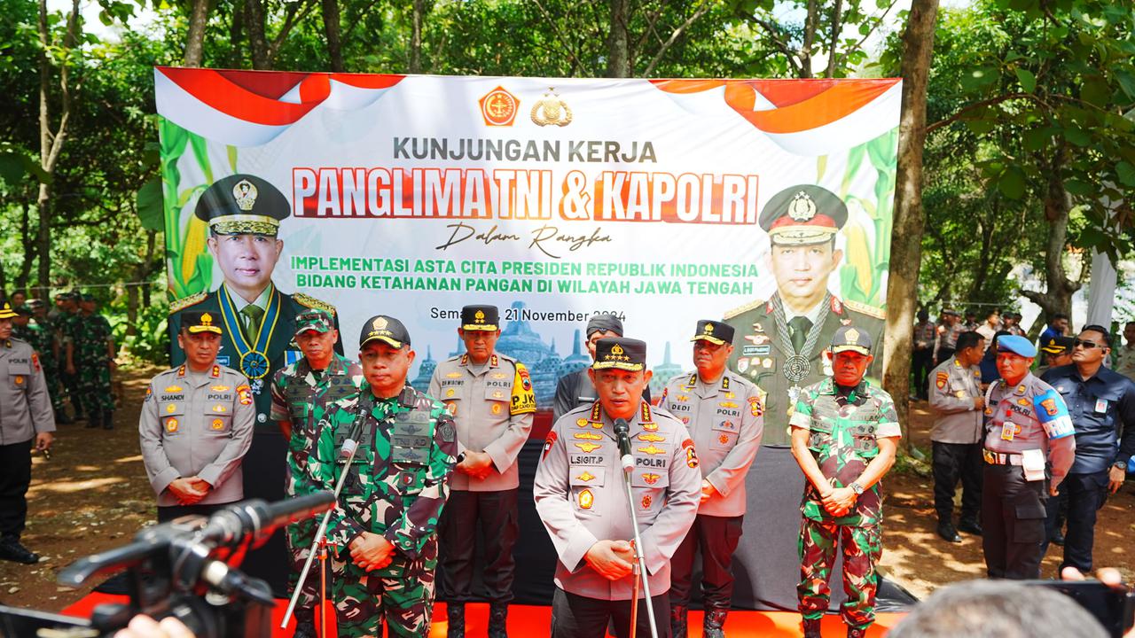 Kapolri Jenderal Listyo Sigit Prabowo dan Panglima TNI Jenderal Agus Subiyanto meninjau program ketahanan pangan di Bulusan, Tembalang, Kabupaten Semarang, Jawa Tengah (Jateng).