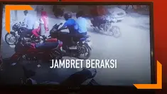 Aksi kejahatan dialami oleh seorang wanita pengendara motor di India. Tas miliknya yang berisi emas dirampas oleh jambret.