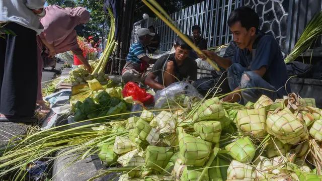 Menurun, Penjualan Kulit Ketupat Lebaran di Pasar Pondok Labu Jakarta