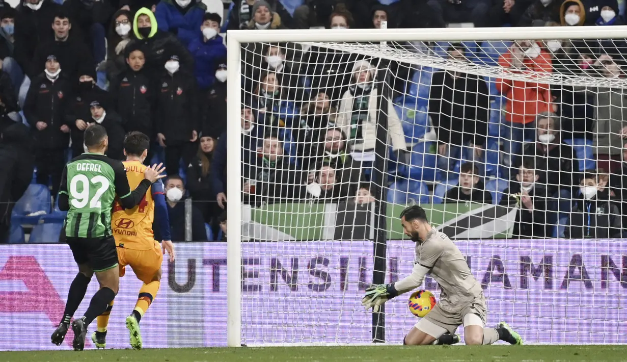 Hasil kurang memuaskan kembali didapatkan AS Roma pada laga Serie A. Kali ini pasukan Jose Mourinho hampir kalah saat bertandang ke markas Sassuolo dalam partai Serie A 2021/22 giornata 25. (Massimo Paolone/LaPresse via AP)