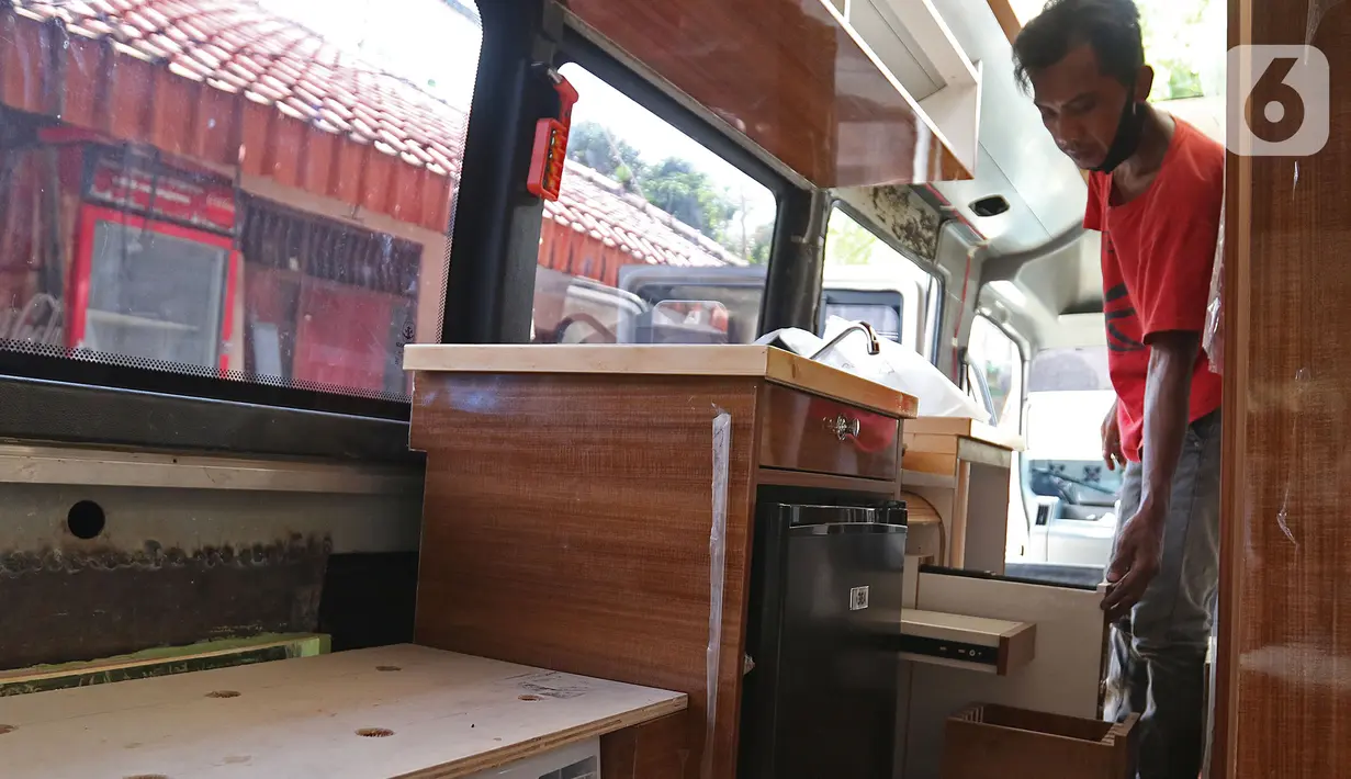 Pekerja menyelesaikan modifikasi mobil campervan di Bengkel Impro Campervan, Depok, Sabtu (14/11/2020). Pemilik bengkel mengatakan biaya modifikasi berkisar Rp50 juta hingga Rp200 juta itu mengalami peningkat permintaan sekitar 70 persen dari komunitas mobil campervan. (Liputan6.com/Herman Zakharia)