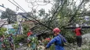 Sementara, petugas mengevakuasi pohon tumbang, jalan raya di pertigaan Jalan Curug Agung, Kecamatan Beji, Kota Depok, Jawa Barat ditutup sementara dan arus kendaraan yang akan melintas dialihkan. (merdeka.com/Arie Basuki)