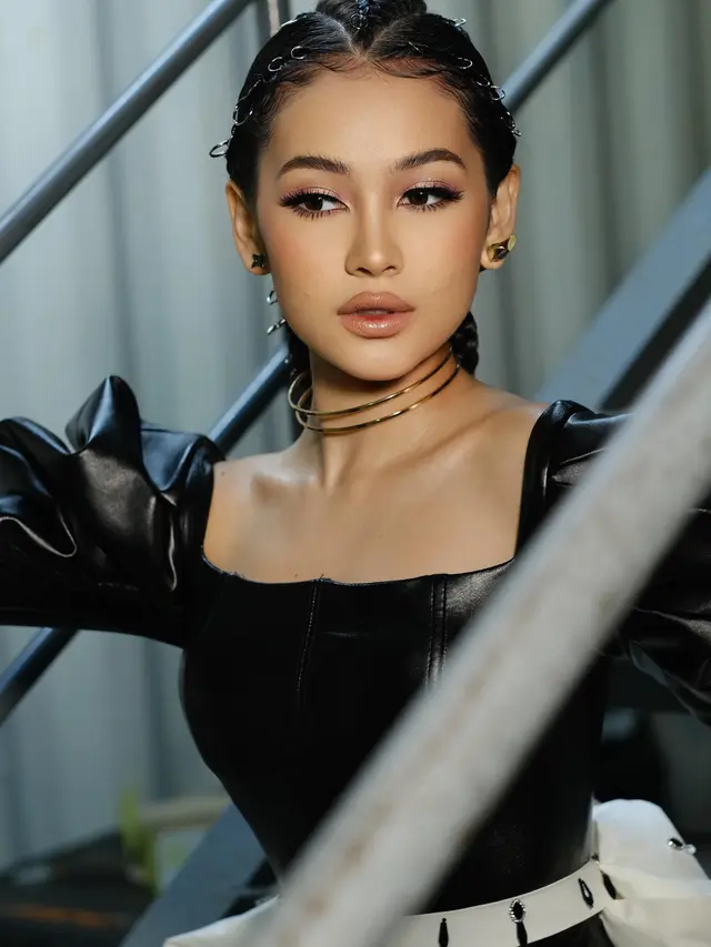 Tampil Menawan, Ini 7 Potret Sandrinna Michelle Dalam SCTV Awards 2022