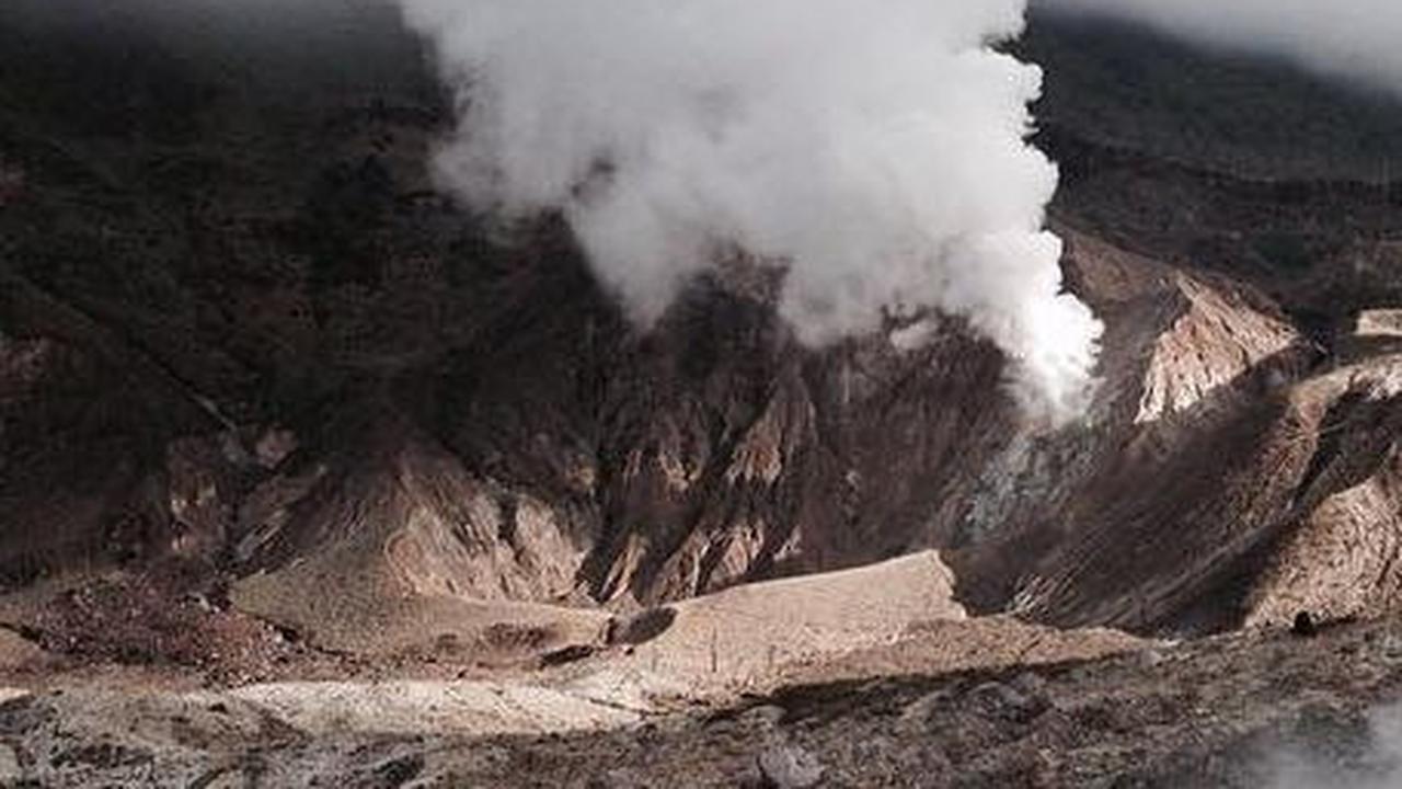 Mitos Gunung Papandayan Garut, Misteri Kaki Besar dan Kisah Tragis Kawah Pengantin