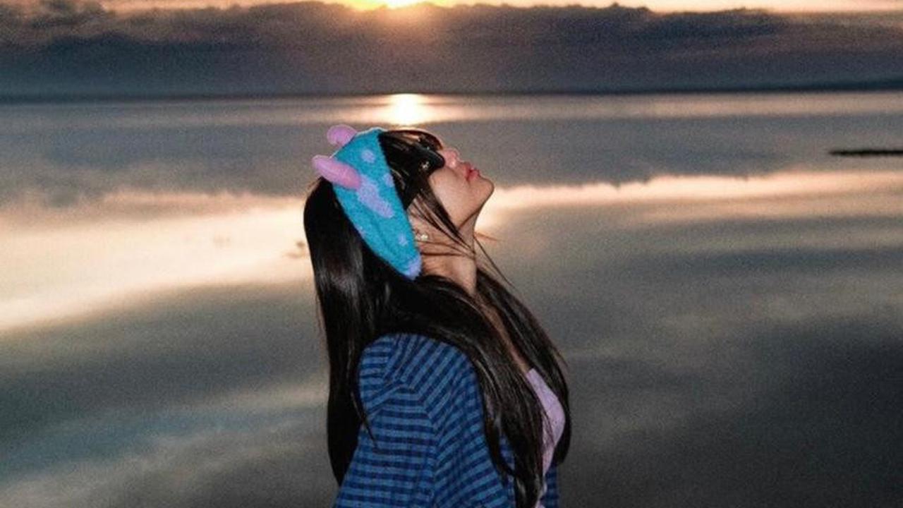 Fuji mengenakan pakaian Bibi sambil menatap langit. (Source: Instagram @fuji_an)