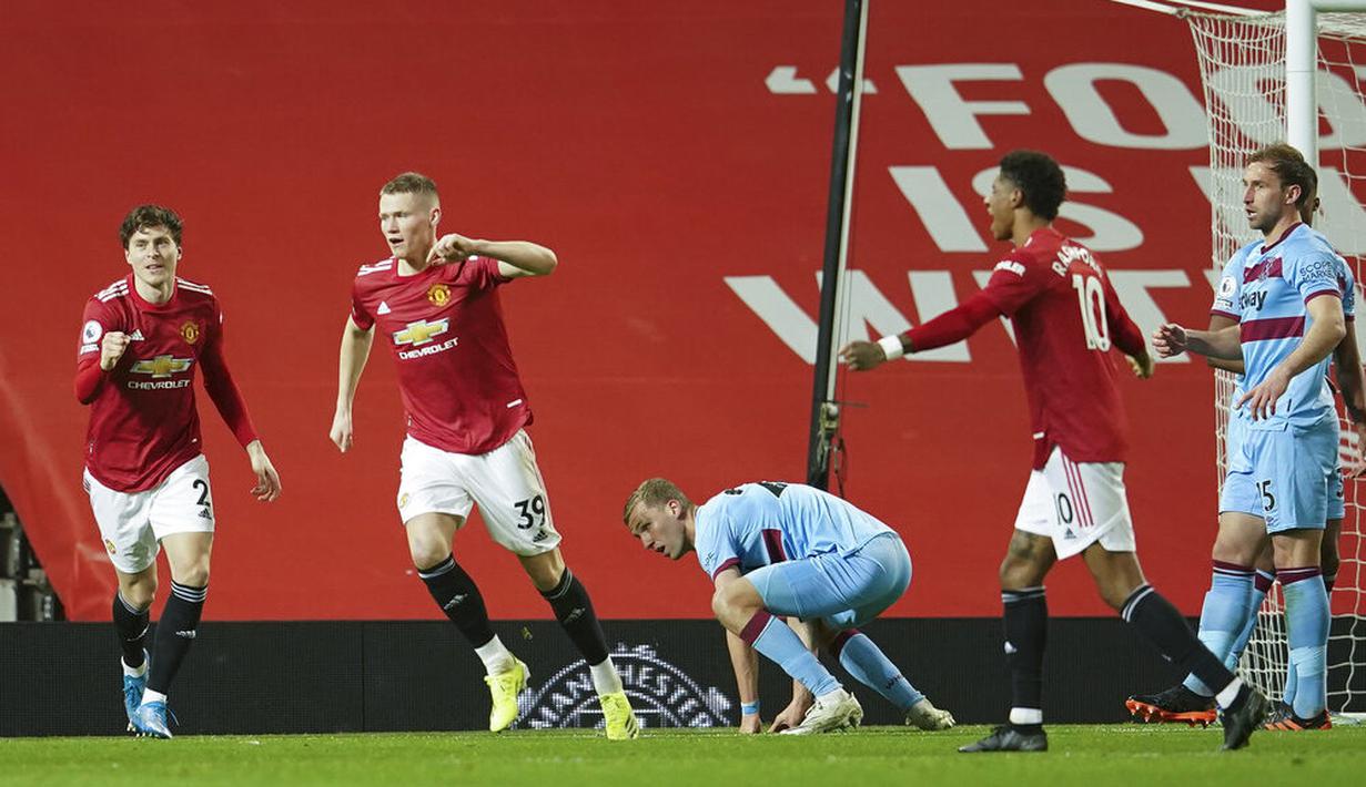 Para pemain Manchester United merayakan gol ke gawang West Ham United pada laga Liga Inggris di Stadion Old Trafford, Minggu (15/3/2021). Setan Merah menang dengan skor 1-0. (AP/Dave Thompson,Pool)