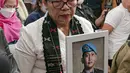 Ibunda Nofriansyah Yosua Hutabarat atau Brigadir J, Rosti Simanjuntak membawa foto sang anak saat menghadiri sidang vonis terdakwa Ferdy Sambo di Pengadilan Negeri Jakarta Selatan, Senin (13/2/2023). Rosti didampingi kuasa hukum keluarga Martin Lukas Simanjuntak menonton langsung sidang putusan terhadap Ferdy Sambo. (Liputan6.com/Faizal Fanani)