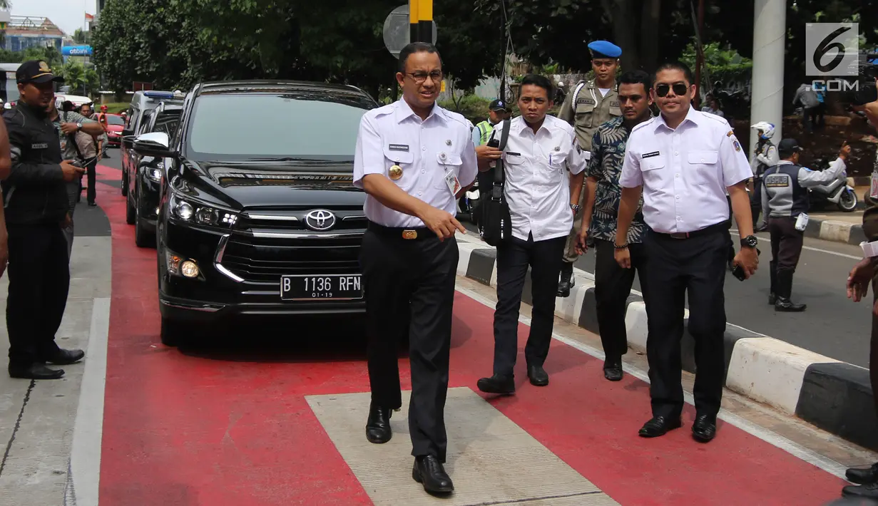 Gubernur DKI Jakarta Anies Baswedan saat menghadiri peresmian Lintas Bawah Kartini, Jakarta (28/2). Anies berharap lintas bawah tersebut dapat mengurangi kemacetan yang terjadi di sekitar jalan Pondok Indah menuju Lebak Bulus. (Liputan6.com/Arya Manggala)