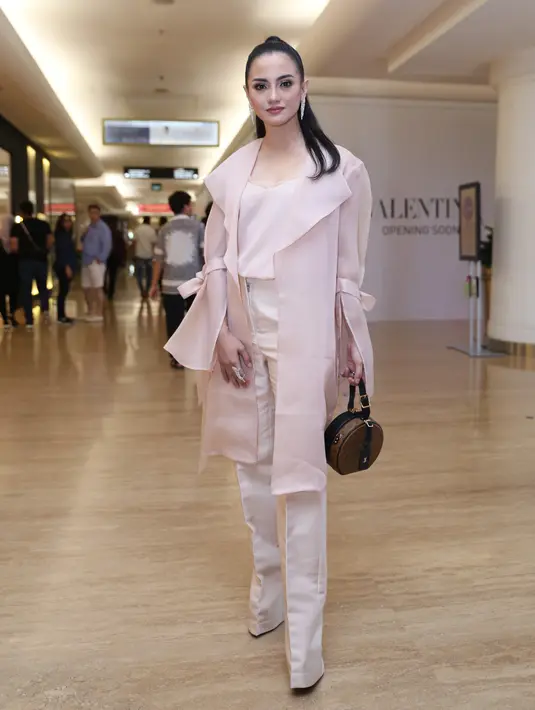 Pemeran sinetron Dibalik Jilbab Zaskia itu akan fokus mengurus keluarga dan kembali menekuni kariernya. “Masih banyak yang perlu dibenahi. Benerin diri sendiri, keluarga, fokus ke anak, bekerja. Aku fokus itu dulu,” kata Ririn. (Nurwahyunan/Bintang.com)