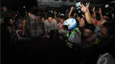 Dalam blusukannya kali ini ke Pasar Induk Cibitung , Bekasi, Jawa Barat, Jokowi menaiki gerobak motor menuju sebuah panggung acara, Senin (16/6/2014) (Liputan6.com/Herman Zakharia)