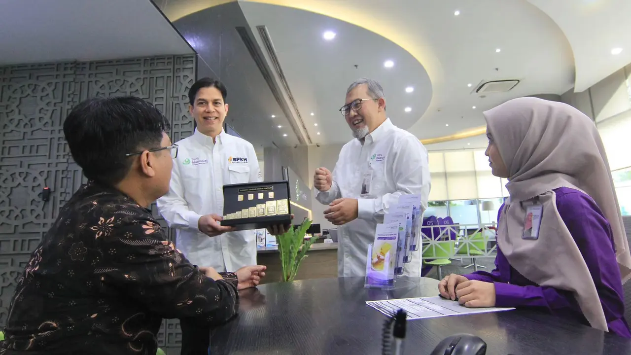 Direktur Utama PT Bank Muamalat Indonesia Tbk Imam Teguh Saptono (kedua kanan)