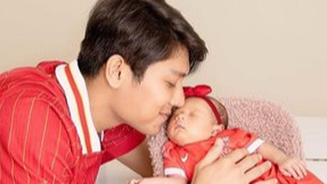 Rizky Billar Pamer Potret 'New Born' Baby Leshia, Masih Bayi Langsung Didoktrin Jadi Fans Liverpool dan Jago Main Piano