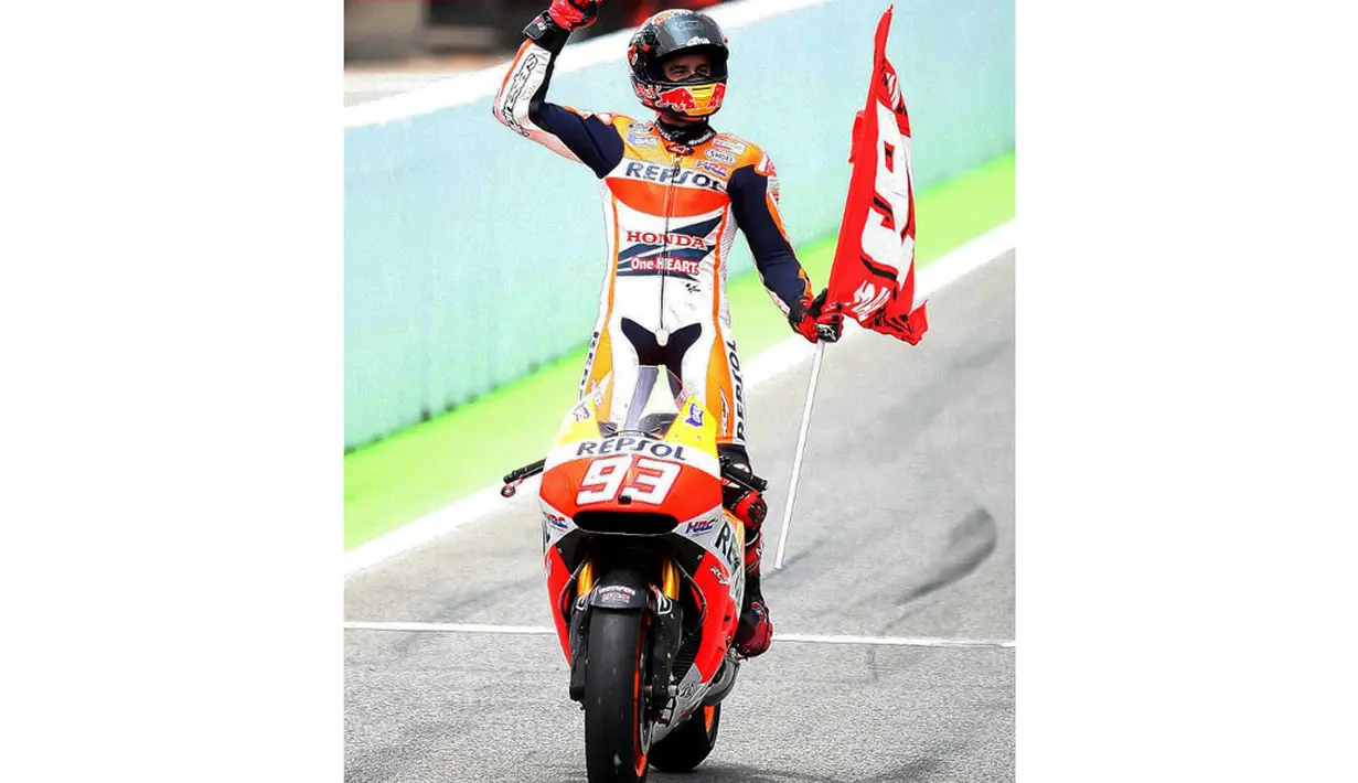 Pembalap Honda MotoGP, Marc Marquez, melakukan victory lap usai tampil tercepat di GP Katalunya, Montmelo, Barcelona, (15/6/2014). (REUTERS/Quique Garcia)