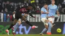 <p>Penyerang AC Milan, Rafael Leao mencoba mencetak gol ke gawang Lazio selama pertandingan lanjutan Liga Serie A Italia di Stadion Olimpiade di Roma, Rabu (25/1/2023). Kekalahan membuat AC Milan tetap berada di peringkat kedua klasemen dengan 38 poin. (AP Photo/Gregorio Borgia)</p>