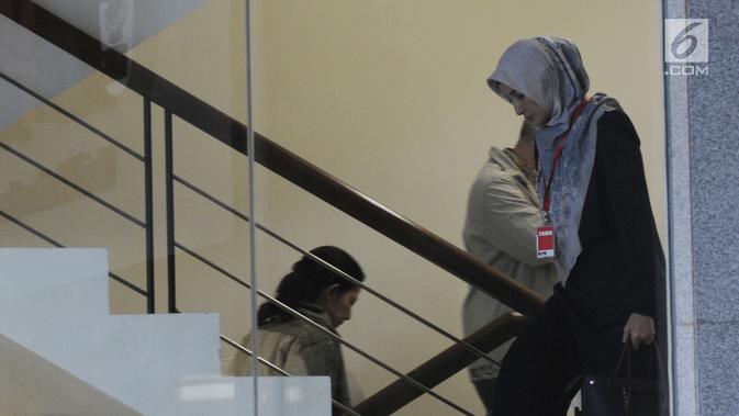 Artis Inneke Koesherawati menaiki tangga menuju ruang pemeriksaan di Gedung KPK, Jakarta, Selasa (24/7). Inneke akan diperiksa sebagai saksi dalam kasus dugaan suap narapidana terhadap pejabat di Lapas Sukamiskin, Bandung. (Merdeka.com/Dwi Narwoko)