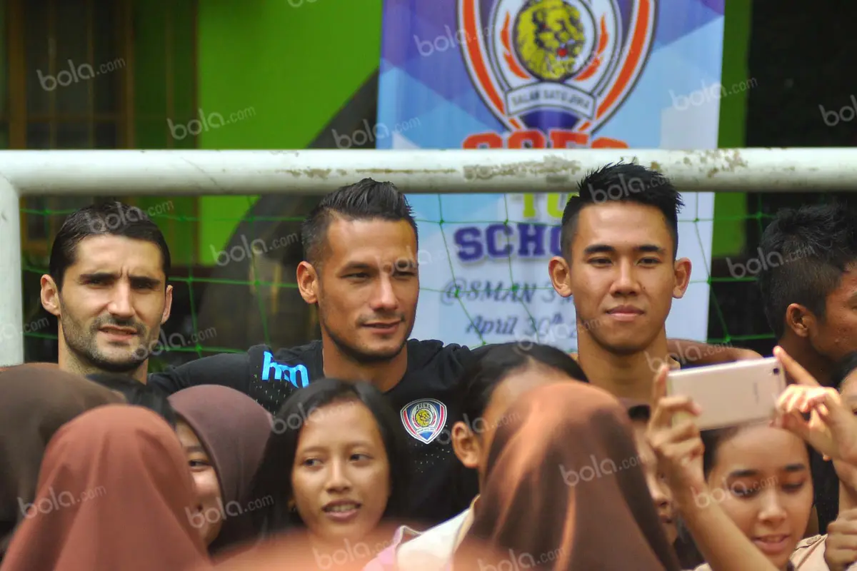Arema Goes to School