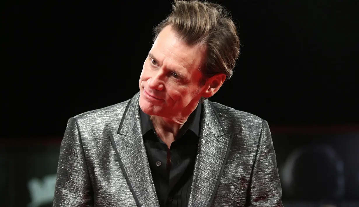Ekspresi Jim Carrey saat menghadiri pemutaran film 'Jim and Andy: The Great Beyond' selama Festival Film Venice ke-74 di Venesia, Italia, (5/9). Jim Carrey tampil keren dengan jas berwarna abu-abu. (AFP Photo/Domenico Stinellis)