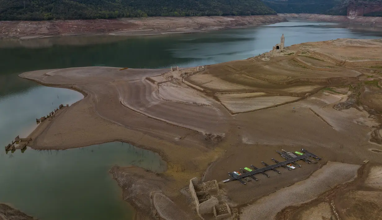 Hanya waduk yang terhubung ke lembah sungai Guadalquivir di Andalusia selatan yang kondisinya lebih buruk, yaitu 26% dari kapasitasnya. (AP Photo/Emilio Morenatti)
