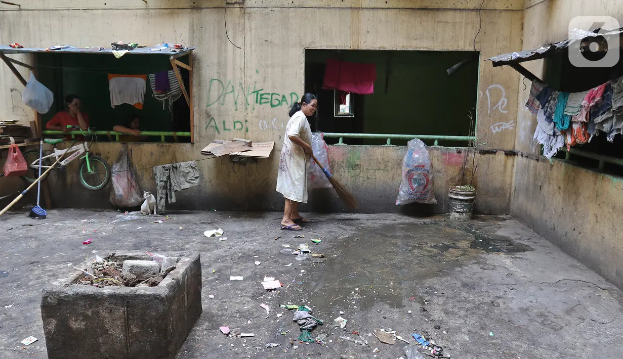 Aktivitas sebagian warga di Rusun Cilincing, Jakarta Utara, Selasa (29/10/2019). Menurut keterangan  warga rusun tersebut dibangun oleh Pelindo pada tahun 1996, rusun tersebut memiliki 4 Blok dalam satu blok terdapat kurang lebih 189 KK. (Liputan6.com/Herman Zakharia)