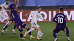 Gelandang Real Madrid, Luka Modric, berusaha melewati pemain Real Valladolid pada laga lanjutan Liga Spanyol di Estadio Alfredo Di Stefano, Kamis (1/10/2020) dini hari WIB. Real Madrid menang 1-0 atas Valladolid. (AP Photo/Manu Fernandez)