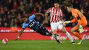 Pemain Tottenham Hotspur, Danny Rose (kiri) gagal memanfaatkan peluang mencetak gol ke gawang Stoke City  pada lanjutan Liga Inggris di Stadion Britannia, Stoke, Selasa (19/4/2016) dini hari WIB. (AFP/Paul Ellis)