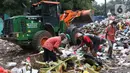 Pemulung memilah sampah di Tempat Pembuangan Sementara Kalibata, Jakarta, Jumat (10/4/2020). Kadis Lingkungan Hidup DKI Jakarta, Andono Warih mengatakan terjadi penurunan tonase sampah rata-rata 620 ton per hari selama penerapan WFH akibat pandemi Covid-19. (Liputan6.com/Helmi Fithriansyah)