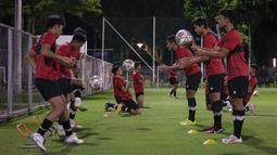 Sejumlah pemain Timnas Indonesia U-22 saat berlatih menjelang SEA Games 2023 di Lapangan A, Kompleks Stadion Utama Gelora Bung Karno (SUGBK), Senayan, Jakarta, Rabu (05/04/2023). Garuda Muda nantinya akan tergabung di Grup A bersama tuan rumah Kamboja, Timor Leste, Filipina, dan Myanmar. (Bola.com/Bagaskara Lazuardi)
