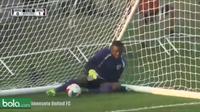 Kiper ini melakukan tindakan konyol, sehingga bola masuk ke gawangnya sendiri.