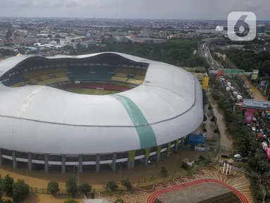 Foto udara memperlihatkan area luar Stadion Patriot Chandrabhaga di Kota Bekasi, Jawa Barat, yang terendam banjir pada Selasa (4/3/2025). (Liputan6.com/Herman Zakharia)