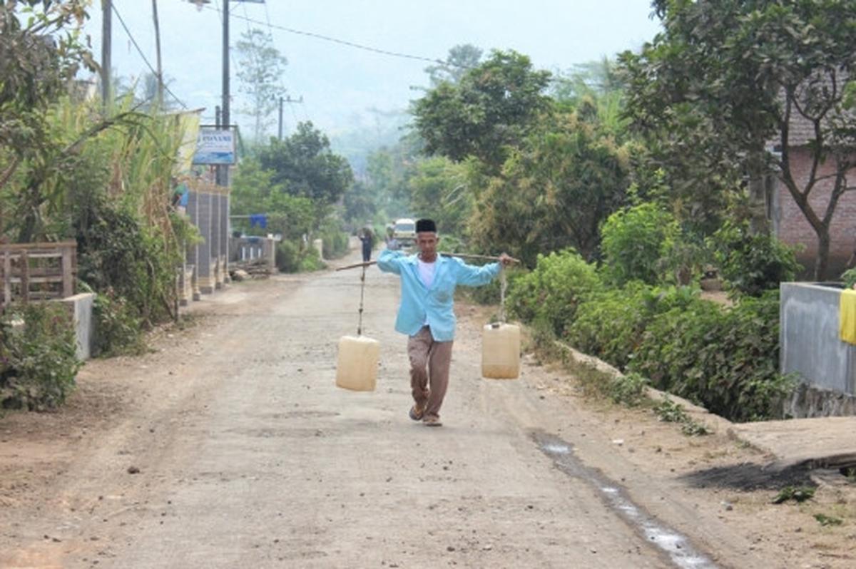 Kekeringan, kakek di Malang rela jalan kaki 2,5 km demi air bersih