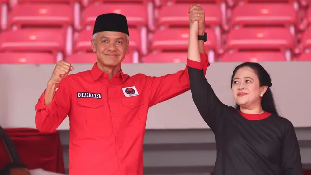 Momen Bakal Calon Presiden (Capres) PDI Perjuangan Ganjar Pranowo bergandengan Tangan dengan Ketua DPP PDI Perjuangan Puan Maharani.