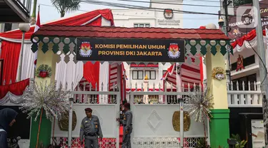 Sejumlah ornamen khas Betawi menghiasi kantor Komisi Pemilihan Umum (KPU) Provinsi Jakarta di Jalan Salemba, Jakarta, Selasa (27/8/2024). (Liputan6.com/Angga Yuniar)