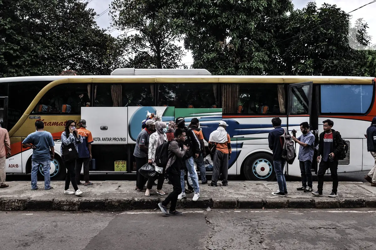 Suasana Arus Balik Liburan di Terminal Kampung Rambutan
