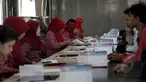 Sejumlah petugas melayani pelanggan di kantor pusat Lion Air, Jakarta, Senin (23/2/2015). Keadaan kantor pusat Lion Air terlihat kondusif usai insiden delay beberapa hari lalu. (Liputan6.com/Faizal Fanani)