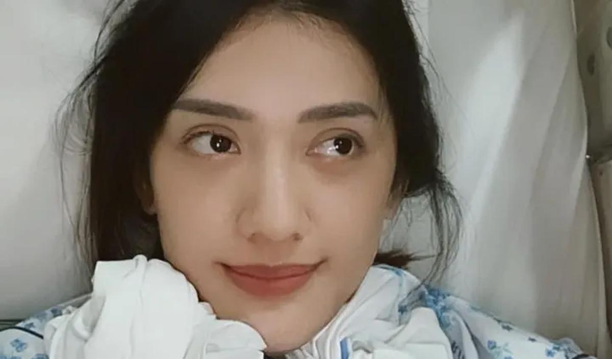 Ada yang salfok dengan penampilan Anissa Aziza yang tetap terlihat cantik.<br>