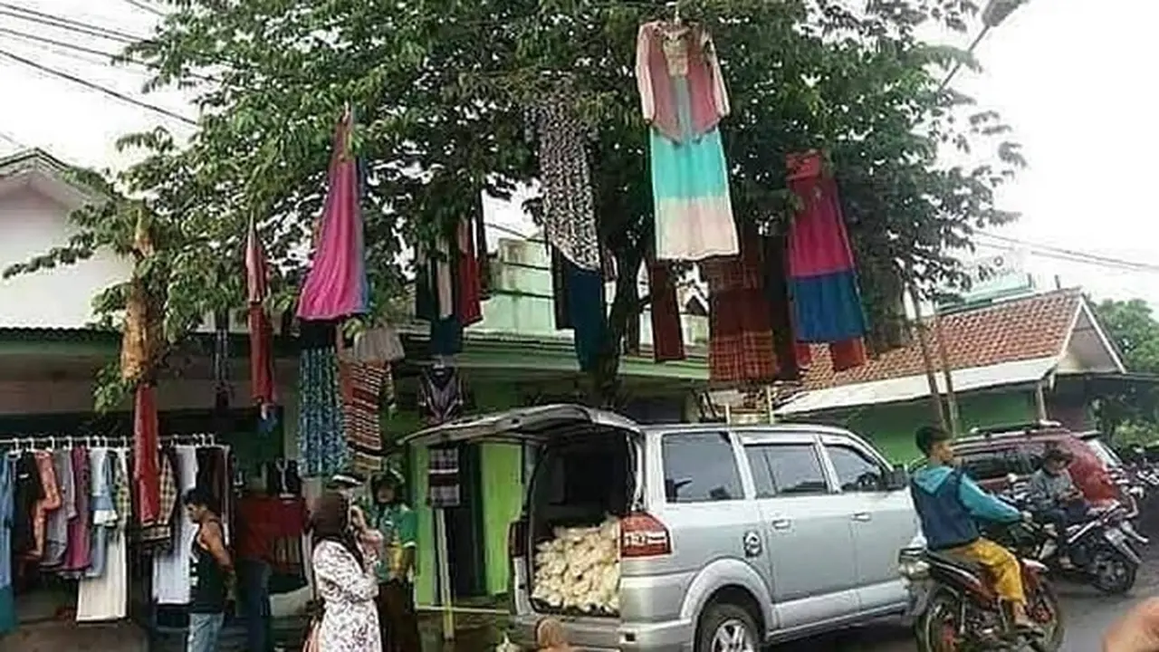 6 Potret Kocak Orang Jualan Pakaian Ini Bikin Tepuk Jidat