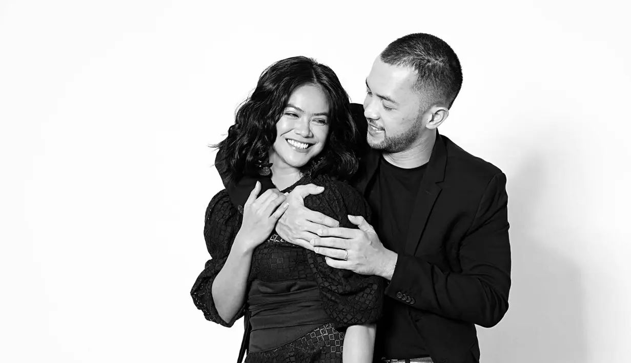 Pemeran Ayu dalam sinetron Cinta Setelah Cinta, menikah dengan Diaz Adritya Putra Adrian pada 5 Juni 2021. Dalam satu tahun pernikahannya ini keduanya kerap tampil kompak dan mesra di sela kesibukannya. Memperingati hari bahagianya tersebut, Indah pun membagikan hasil pemotretannya bersama suami dalam Instagram. (Liputan6.com/IG/@indahindriana)