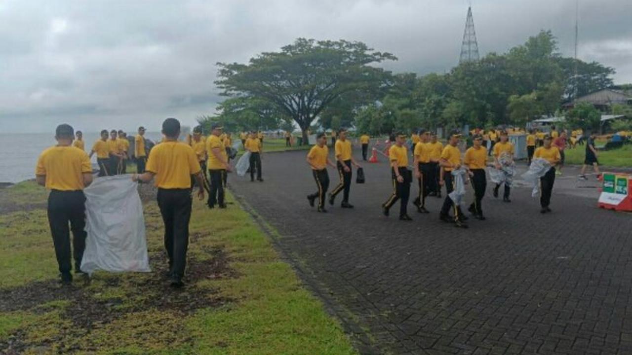 Polda Sulut Bersihkan Pantai Megamas, Wujudkan Indonesia ASRI di Tengah Ramadhan
