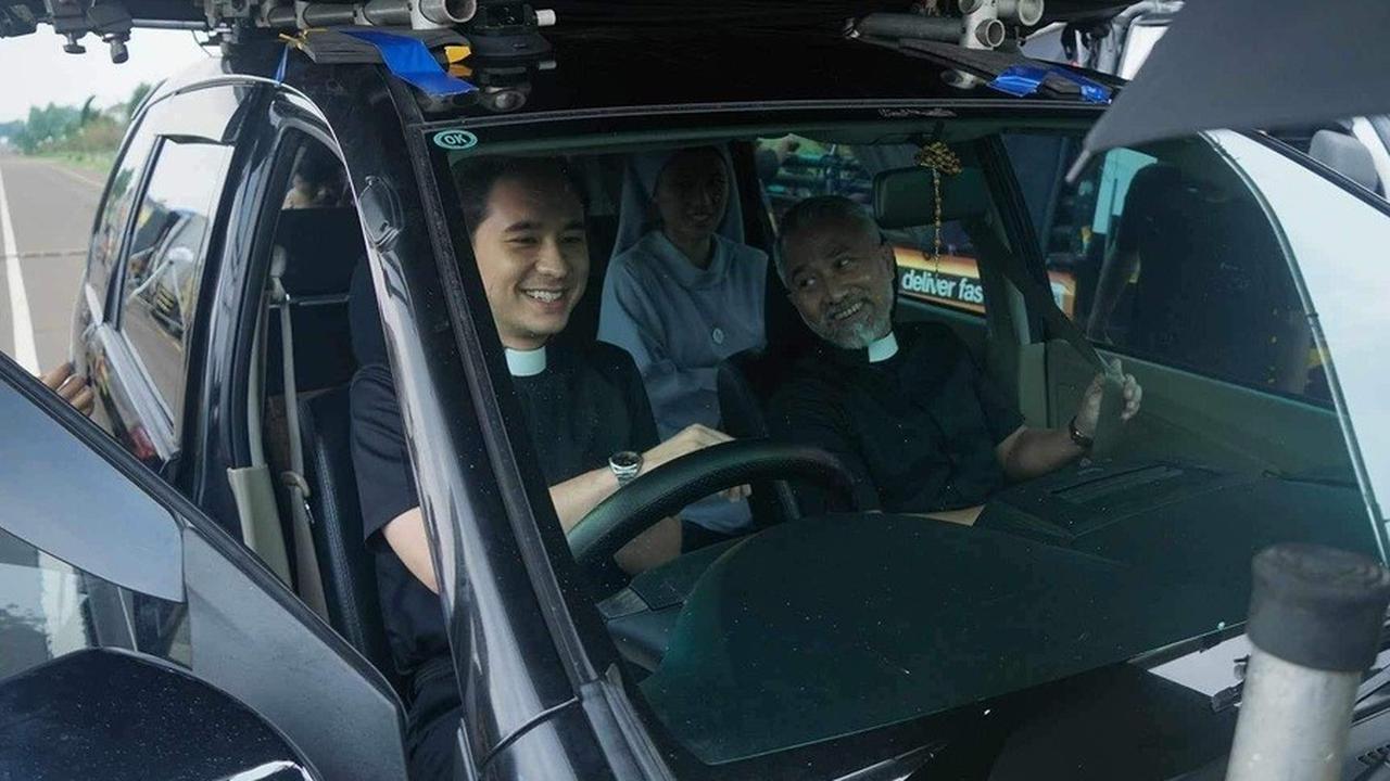 Suasana kebersamaan dan rasa syukur tampak jelas dari senyum Jerome, yang ditemani partnernya Lukman Sardi yang berperan sebagai Pastor. Kita tunggu karya Jerome selanjutnya!<br>