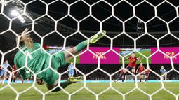 Gelandang Timnas Wanita Spanyol, Jennifer Hermoso melakukan eksekusi penalti ke gawang Timnas Wanita Inggris yang dikawal Mary Earps pada laga final Piala Dunia Wanita 2023 di Australia Stadium, Sydney (20/8/2023). (AP Photo/Rick Rycroft)
