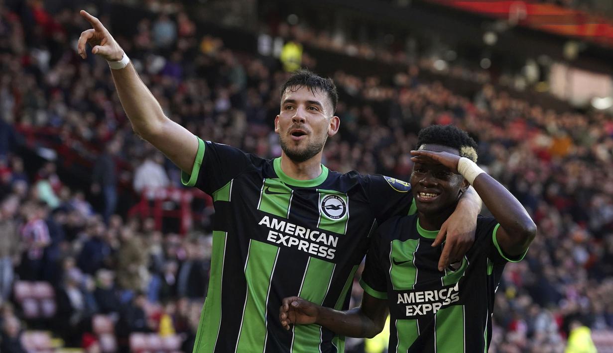 Pemain Jakub Moder (kanan) dan Simon Adingra melakukan selebrasi setelah mencetak gol ke gawang Sheffield pada laga lanjutan Liga Inggris 2023/2024 di Bramall Lane stadium, Sheffield, Inggris, Minggu (19/02/2024). (AP Photo/PA/Nick Potts)