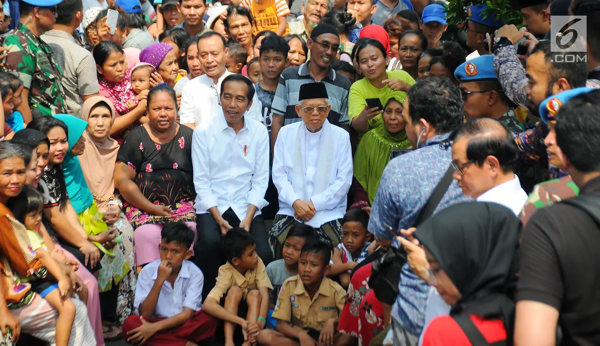 Pasangan Capres Cawapres Joko Widodo (Jokowi)-Ma'ruf Amin menyapa warga usai menyampaikan pidato kemenangannya di Kampung Deret, Jakarta, Selasa (21/5/2019). Pidato itu menanggapi keputusan KPU yang menetapkan pasangan Jokowi Ma'ruf Amin sebagai pemenang Pilpres 2019. (Liputan6.com/Angga Yuniar)
