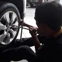 Jangan anggap sepele, Cara mengencangkan mur roda yang tepat bisa jadi penentu keselamatanmu di jalan (Gridoto)