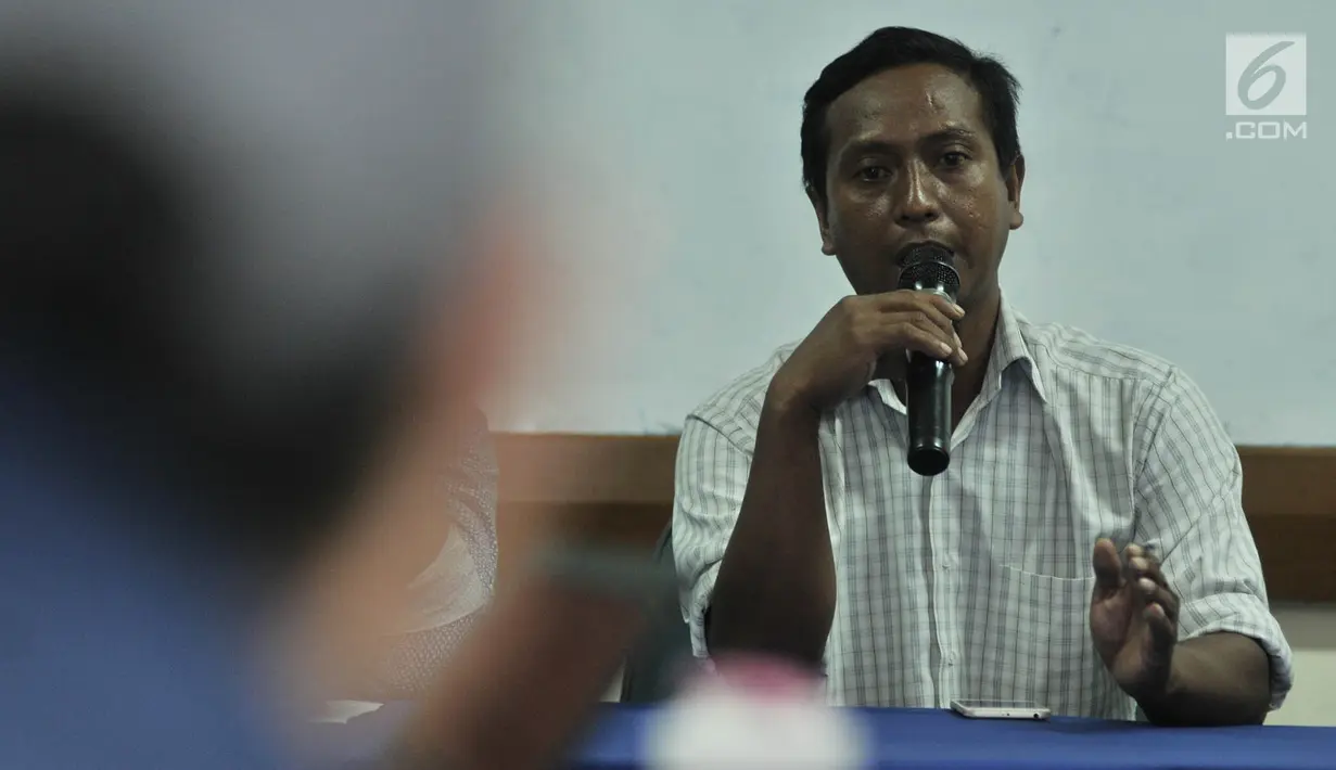 Anggota FP3 Pulau Pari Sahrul memberi keterangan saat konpers terkait putusan bebas dan kriminalisasi warga Pulau Pari oleh Polres Kepulauan Seribu di Kantor LBH, Jakarta, Minggu (18/11). (Merdeka.com/ Iqbal S. Nugroho)