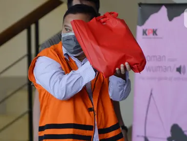 Mantan Kalapas Klas I Sukamiskin Bandung Deddy Handoko berusaha menutupi wajahnya usai pemeriksaan di Gedung KPK, Jakarta, Kamis (4/6/2020). Deddy diperiksa sebagai tersangka kasus dugaan suap terkait pemberian fasilitas atau perizinan keluar di Lapas Sukamiskin Bandung. (merdeka.com/Dwi Narwoko)