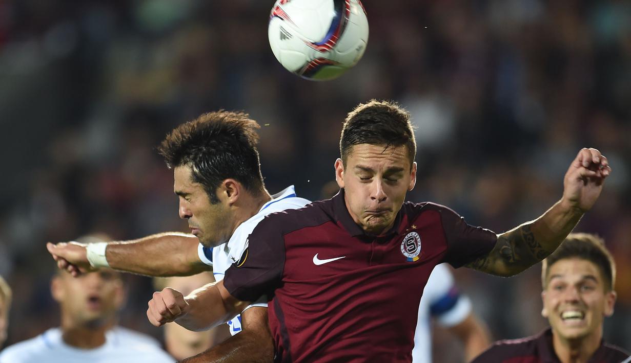 Pemain Sparta, Daniel Holzer (tengah) berduel dengan pemain Inter, Eder pada laga kedua Grup K Liga Europa di Generali Arena, Jumat (30/9/2016) dini hari WIB. Inter Milan Kalah 1-3. (EPA/Filip Singer)