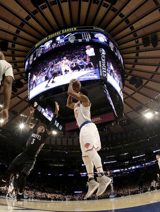 Pemain Knicks, Derrick Rose melakukan tembakan ke jaring saat melawan Sacramento Kings pada laga NBA di Madison Square Garden, (5/12/2016). Knicks menang 106-98. (AP/Julio Cortez)