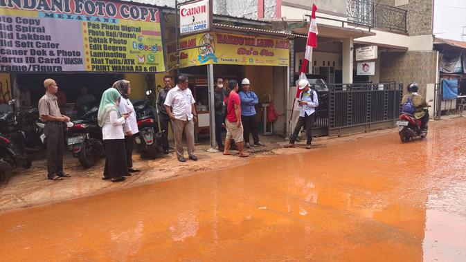 Jalan Raya Gandul Kecamatan Cinere, Kota Depok dipenuhi lumpur akibat pengeboran instalasi kabel PLN. Kondisi ini membuat jalanan menjadi licin hingga menyebabkan sejumlah pengguna jalan terjatuh. (Liputan6.com/Dicky Agung Prihanto)