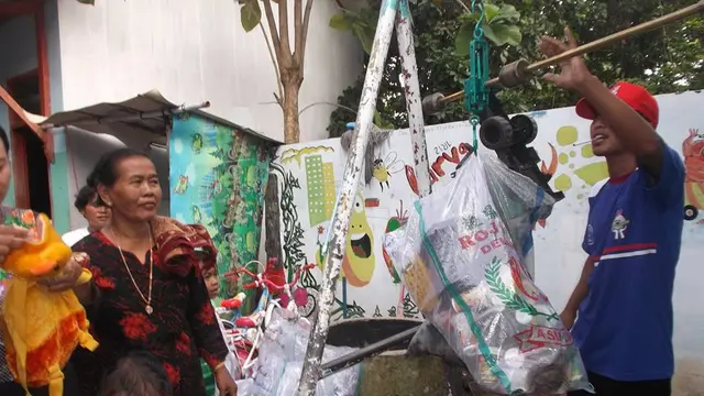 Cerita Warkina, Guru PAUD yang Rela Dibayar Pakai Sampah